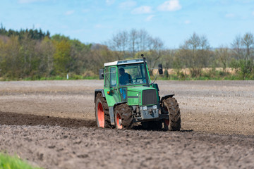 Obraz premium Old tractor on the field - 1300