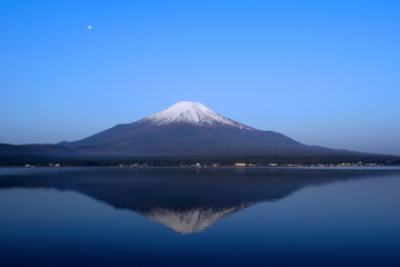 Mont Fuji au printemps de la matinée du lac Yamanaka