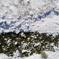 alveo di torrente con neve - vista aerea