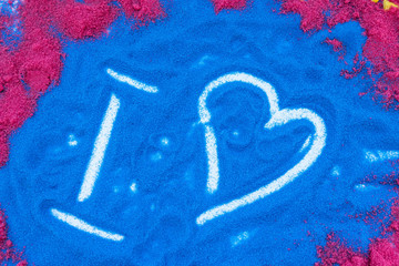 cuore disegnato sulla spiaggia colorata 