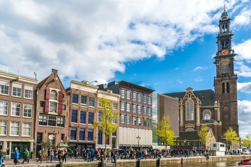 Fototapeta premium Amsterdam, Holandia, 22 kwietnia 2017 r .: turyści czekający w kolejce do domu Anny Frank w Amsterdamie obok Westertoren