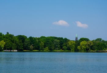 Lutherkirche hinter Schwanenteich Zwickau
