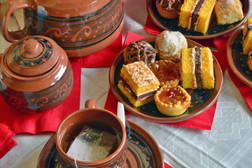 colazione in casa con tea e pasticcini
