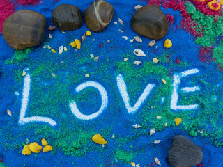 scritta love sulla spiaggia colorata 