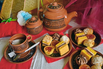 colazione in casa con tea e pasticcini