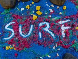 scritta surf sulla spiaggia colorata 