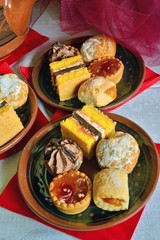 colazione in casa con tea e pasticcini