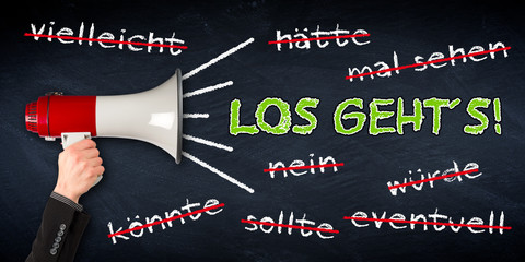 los geht´s! macher wandel umschwung veränderung  konzept Tafel mit megafon hand business...