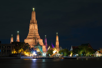 Fototapeta premium Wat Arun, znana również jako świątynia świtu, to świątynia buddyjska