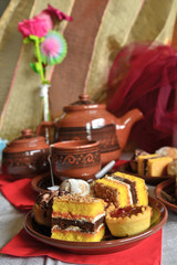 colazione in casa con tea e pasticcini