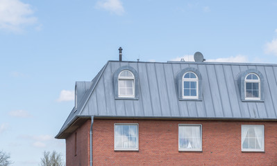 Dachgauben mit Zinkblech verkleidet eines Hauses