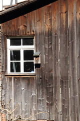 Vogelhaus an deiner alten Wand im Hochformat