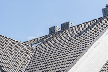 Fototapeta na wymiar Schornsteine auf einem Dach