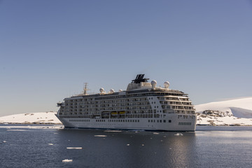 Fototapeta na wymiar Passenger vessel in antarctica