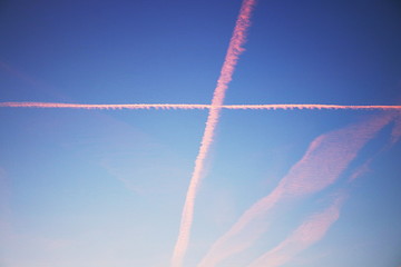 Kondensstreifen in der Abendsonne