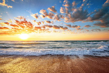 Naklejka premium Pejzaż morski podczas zachodu słońca. Piękny naturalny krajobraz.