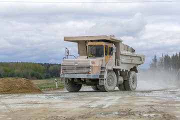 Obraz premium Large-yellow quarry dump trucks produce transportation of minerals