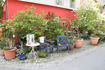 Fototapeta na wymiar Stühle und Tische an einem Haus