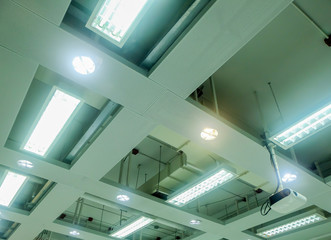 Lamps and projectors on the ceiling in the meeting room.