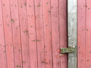 Holzlatten einer alten Tür mit rosafarbenem Anstrich