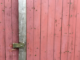 Holzlatten einer alten Tür mit rosafarbenem Anstrich