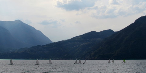 Barche a vela al lago