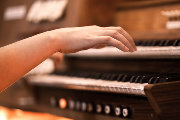 Fototapeta premium Hands of a woman playing the organ