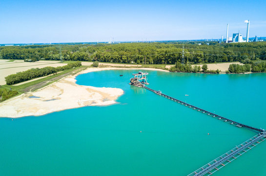 Kiesförderband im See, Luftbild
