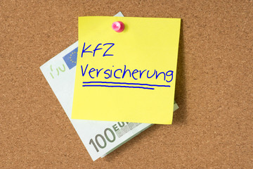 Ein Euro Geldschein an einer Pinnwand und ein Zettel mit dem Text KFZ Versicherung