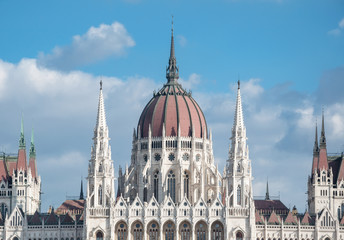 Obraz premium Hungarian Parliament Building on the bank of the Danube in Budapest