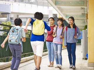 Obraz premium asian elementary school children