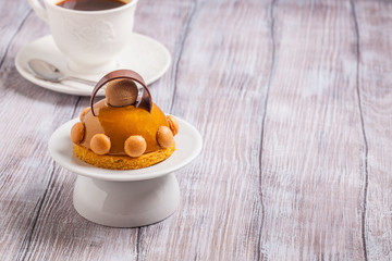 Cake from mousse and caramel