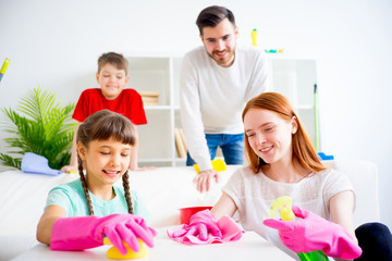 Obraz na płótnie Canvas Family cleaning house