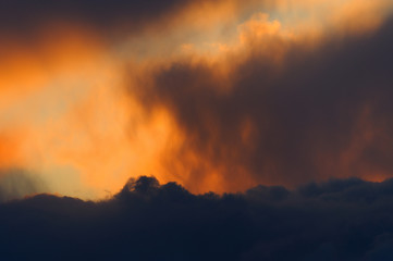 Fototapeta na wymiar Wolken bei Sonnenuntergang