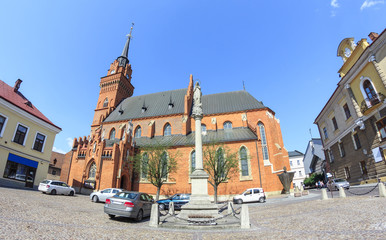 Bazylika katedralna Narodzenia NMP w Tarnowie – kościół gotycki z XIV w, przebudowywany w latach 1827-1900. Trzynawowy, zamknięty trójboczną absydą oraz wysoką na 72 m wieżą. - obrazy, fototapety, plakaty