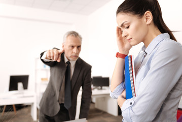 Obraz premium Attractive young secretary listening offence