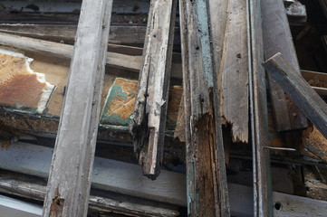 stare deski z opuszczonego domu © Katarzyna