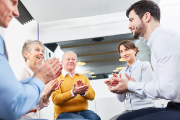 Geschäftsleute spenden Applaus im Workshop