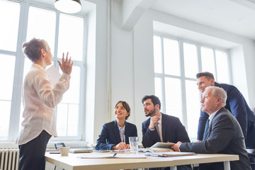 Consulting Frau als Redner in einer Schulung
