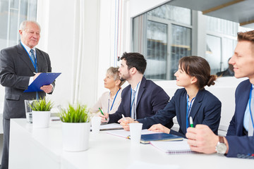 Manager testet Bewerber im Seminar