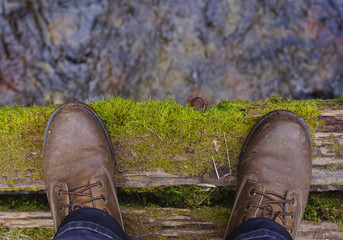 Wanderschuhe auf einer Brücke über einem Fluß