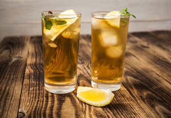 iced teae with lemon and fresh mint