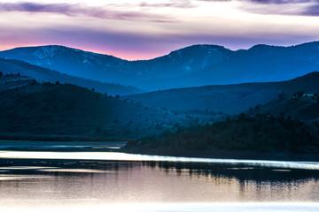 Różowy zachód słońca w jeziorze Weed California przez Mount Shasta ze wzgórzami i łąkami - 147212892