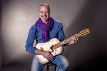 Obraz premium Portrait of elegant man with a guitar