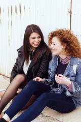 Dos amigas adolescentes divirtiéndose juntas 