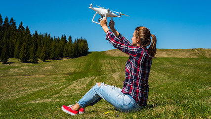 Dziewczyna Dron operator © BlackMediaHouse