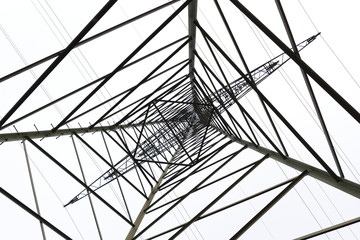 Strommast in der Diagonale von unten