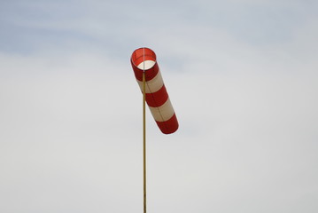 Windsack vor Wolkenhimmel