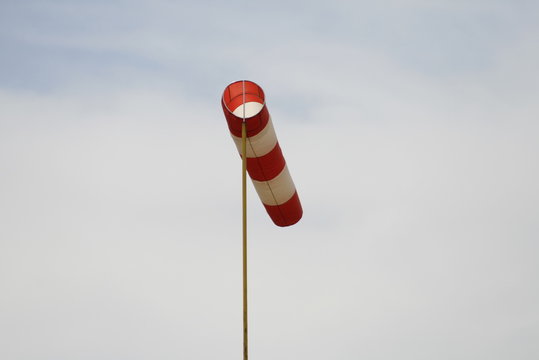 Windsack vor Wolkenhimmel