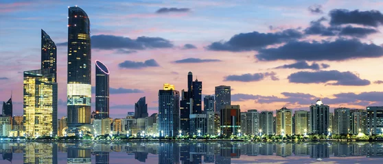 Fotobehang Uitzicht op de skyline van Abu Dhabi bij zonsondergang © Frédéric Prochasson